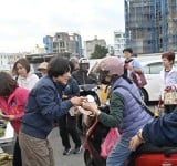 清晨至果菜市場拜年！饒慶鈴向攤商與民眾祝賀馬啟新歲 福臨萬家