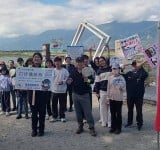 關山警察春節除夕前進大坡池、伯朗大道發紅包　行車指南＋防詐宣導守護平安年