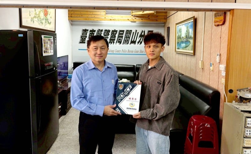 年節前夕臺東縣警局長局長親赴關山分局頒發「破案茶」