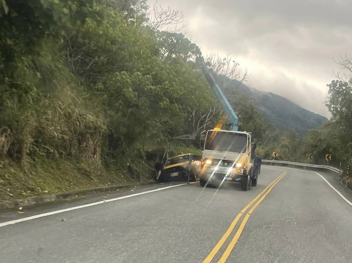 玉長公路初二傳意外　計程車滑落排水溝　吊車協助排除