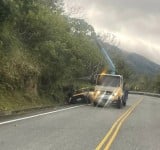 玉長公路初二傳意外　計程車滑落排水溝　吊車協助排除