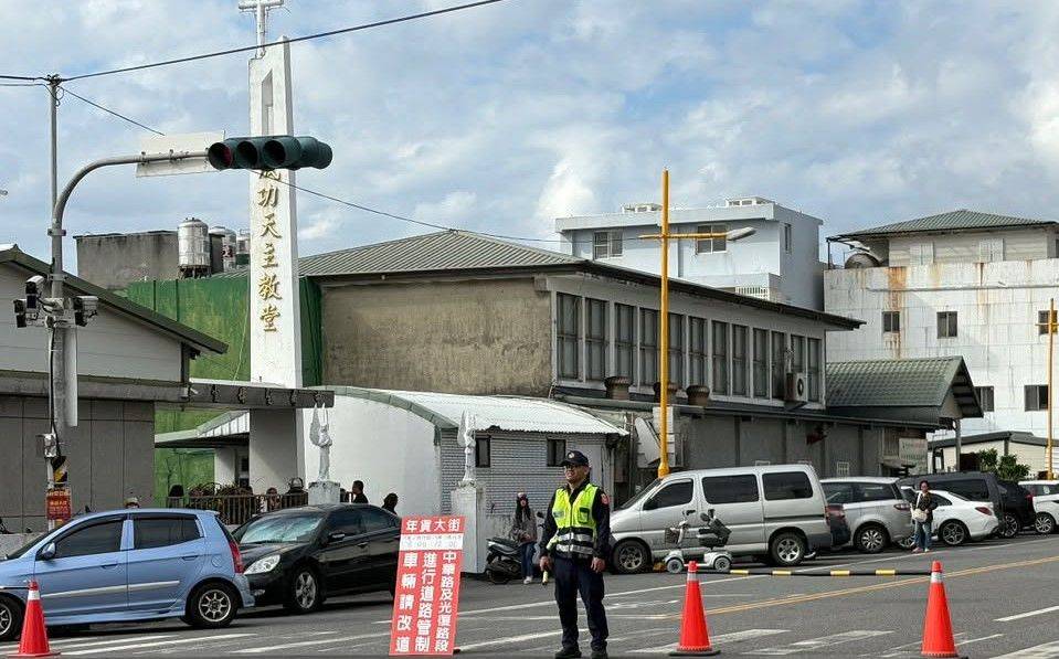 成功街道人潮湧現　成功警察分局全力疏導交通打造平安順暢年節氛圍