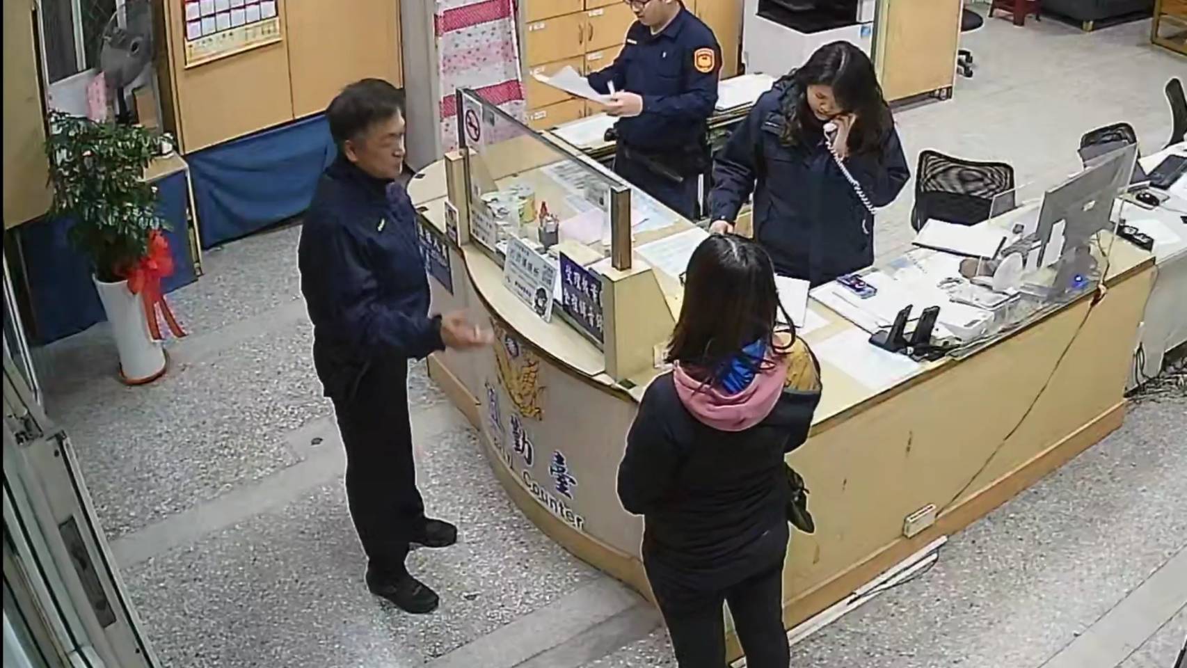 大年初二女遊客逛書店 掉包　池上警察10分鐘內物歸原主