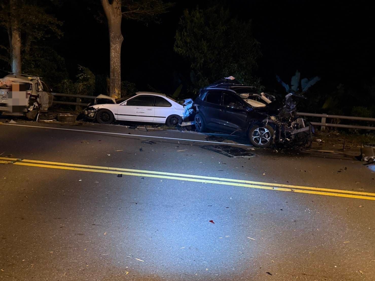 凌晨大貨車「連撞路邊7車」翻覆 26歲男駕駛傷