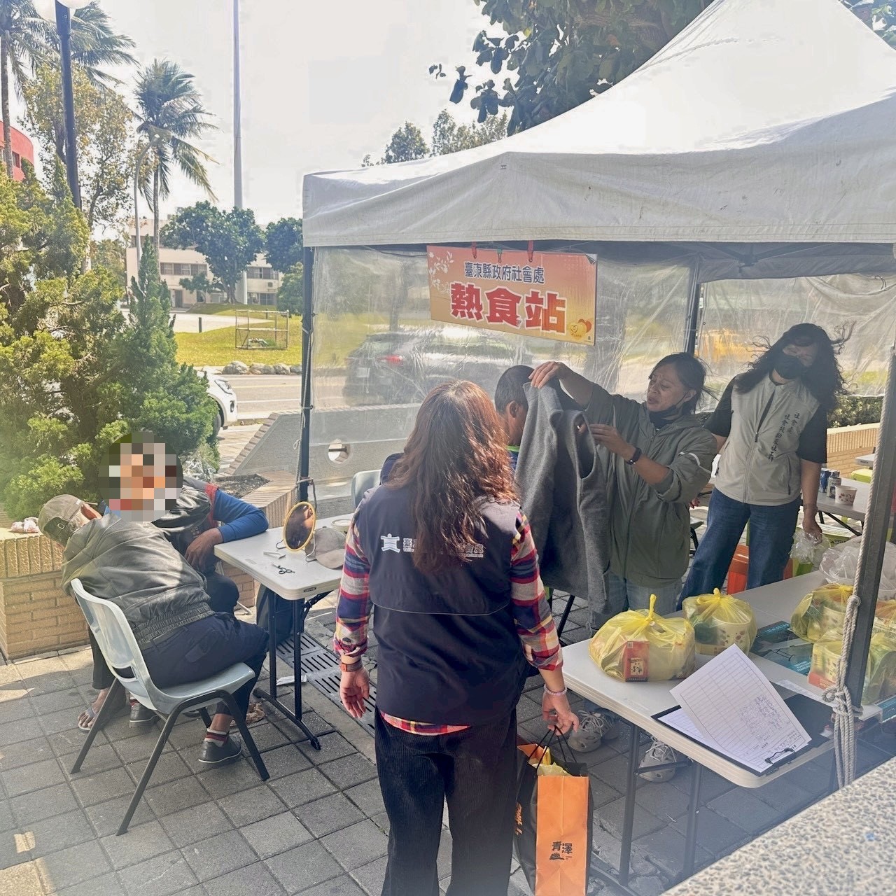 春節關懷遊民服務不中斷 ! 定點沐浴、熱食供應、物資發放及保暖協助 縣府推動「暖心守護專案」