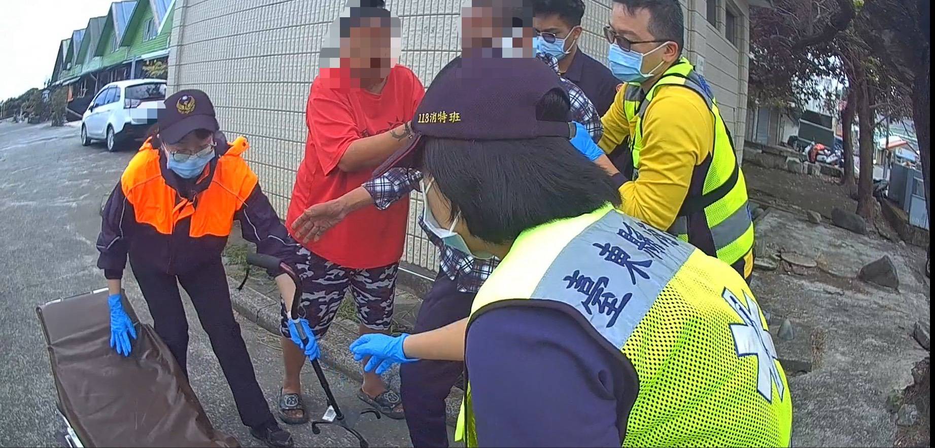 眼尖發現路倒男子，大武警察即刻救援送醫