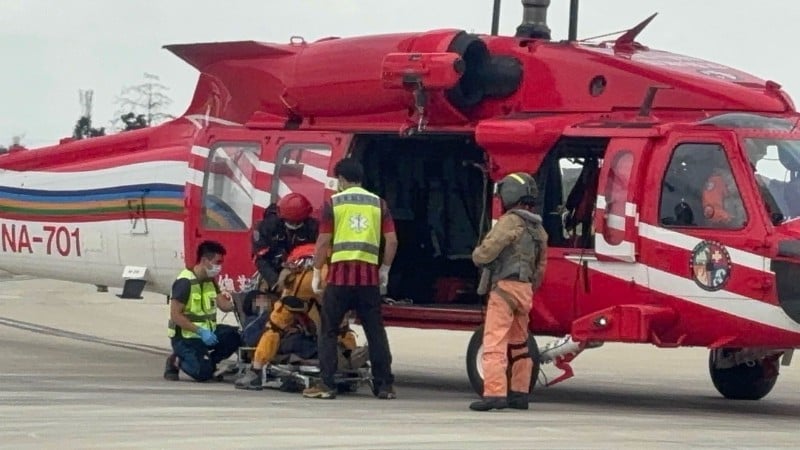 山友腹痛 黑鷹馳援嘉明湖救出