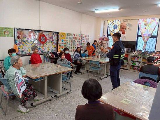 守護銀髮族安全　初鹿警察前進社區防詐與交通安全宣導