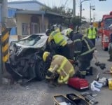 小客車自撞女駕駛受困OHCA 消防破壞器剪開門送醫