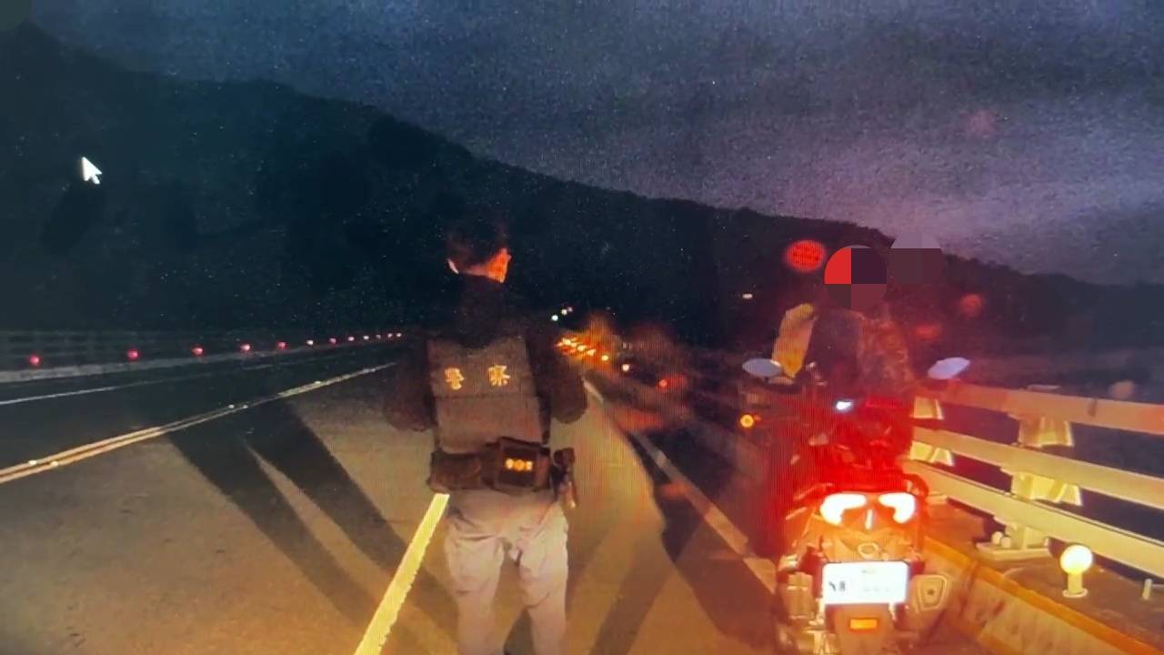 男口角情緒差坐橋邊護欄 海端警即刻處置平安化解