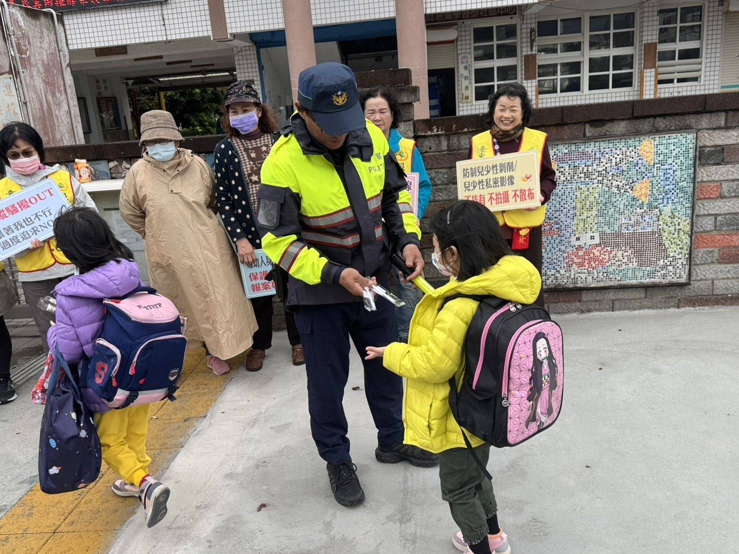 年節結束，成功警察立即啟動護童勤務