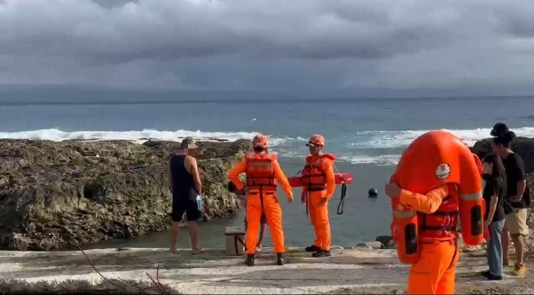 蘭嶼浮具翻覆2人落海　海巡迅速救援平安上岸