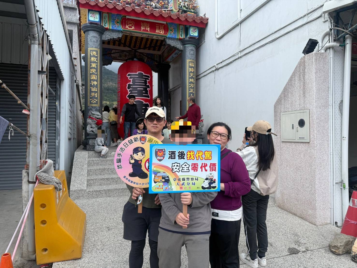 太麻里警察春節前進太麻里福興宮，宣導防詐與交通安全