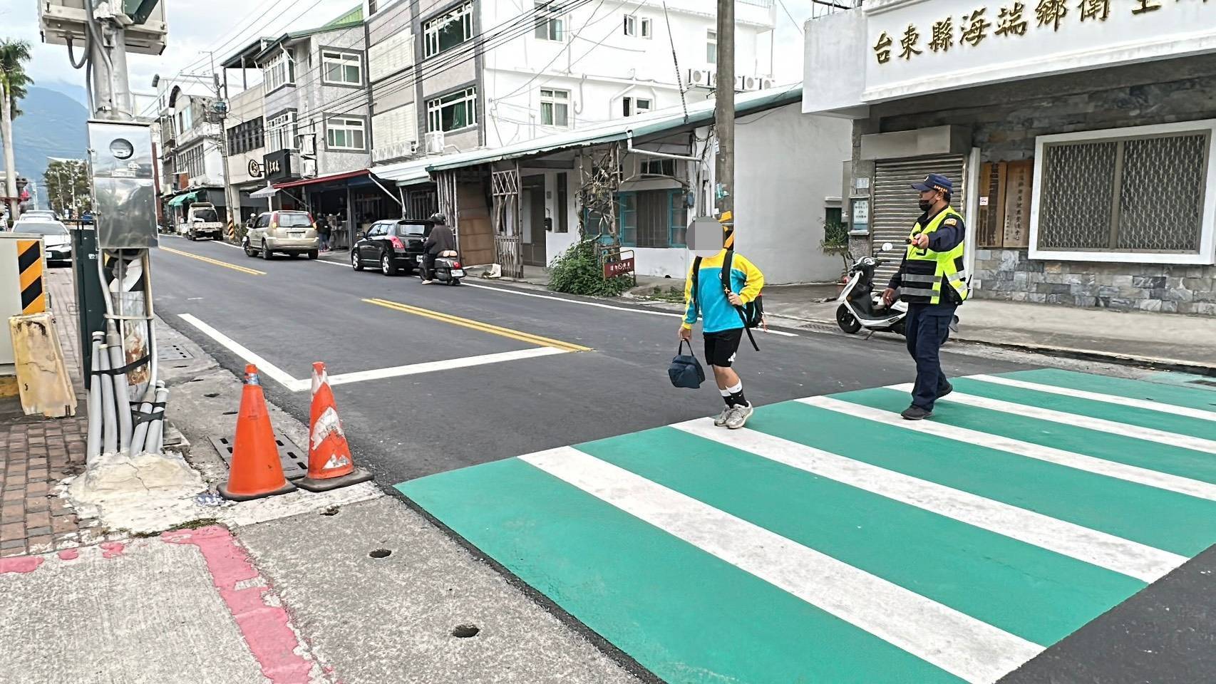 大手牽小手，平安上學去！關山警察開學日啟動護童專案