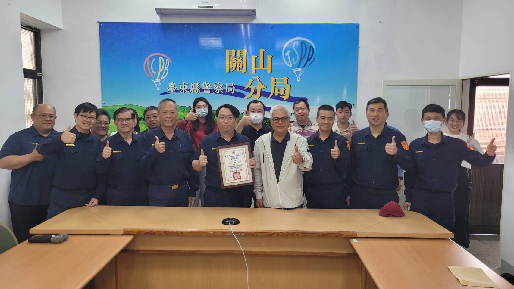 李樹根董事長致贈700件禦寒外套　關山警分局頒贈感謝狀