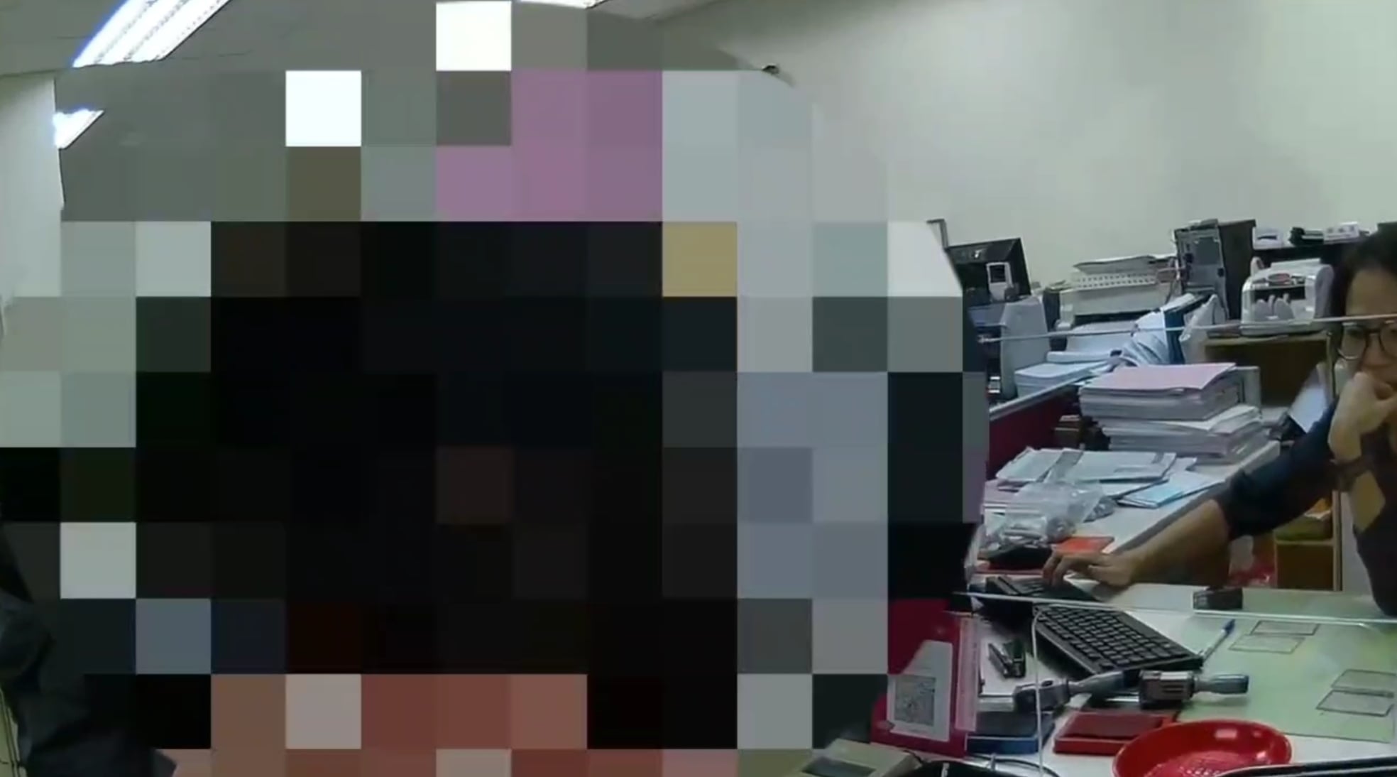 外籍旅客迷途求助，暖心臺東警察載往銀行順利換匯