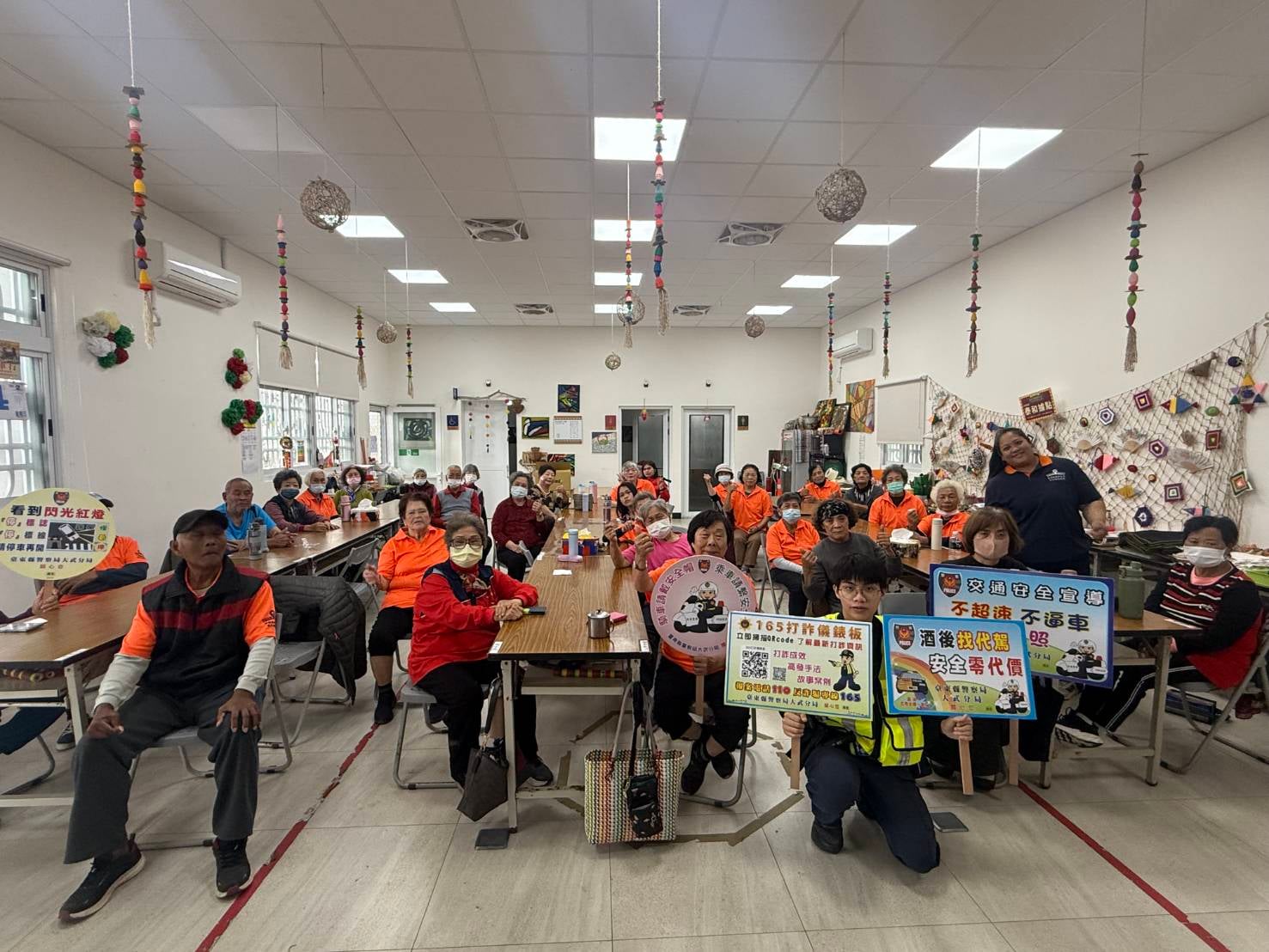 路口停看聽、防詐騙，太麻里警察關懷長者零距離