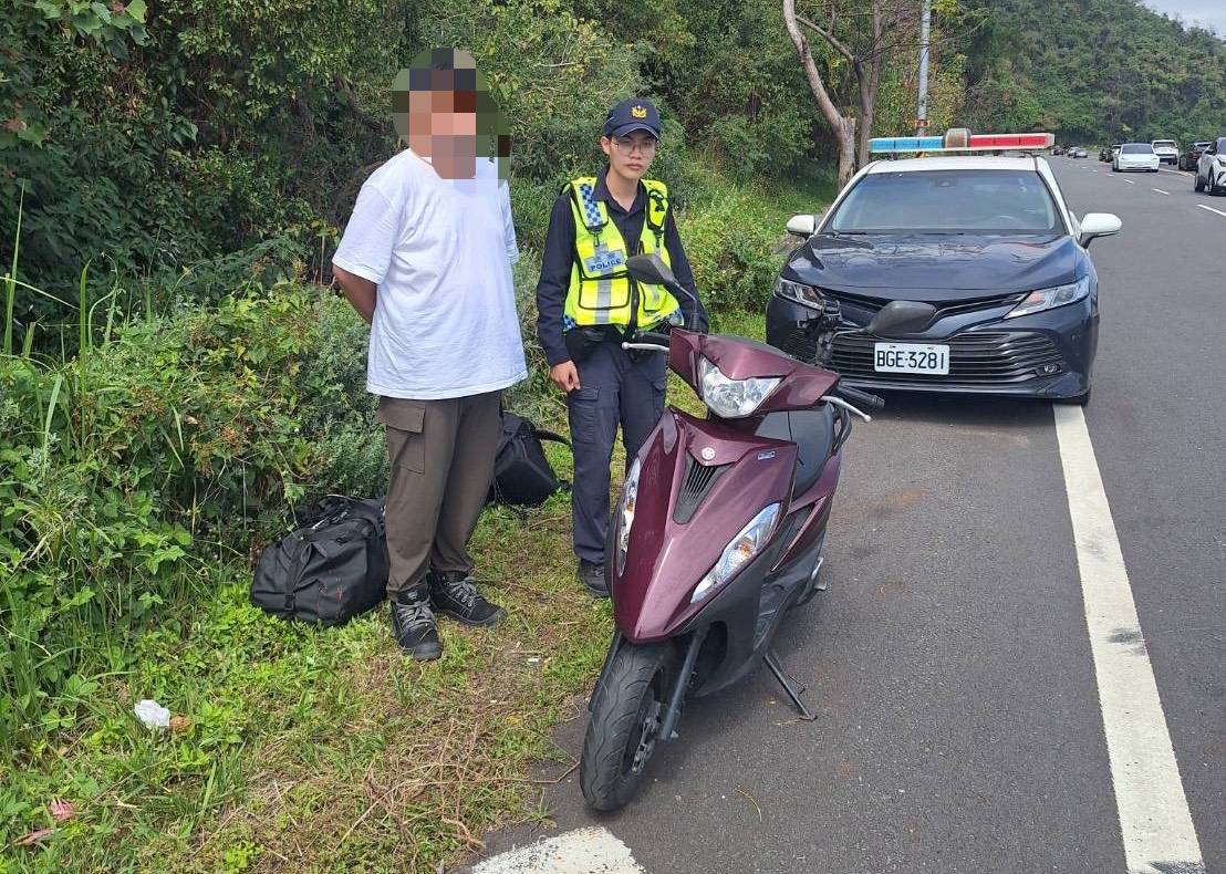 韓籍遊客南迴公路爆胎，太麻里警察暖心協助排除困難