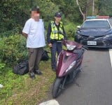 韓籍遊客南迴公路爆胎，太麻里警察暖心協助排除困難