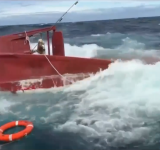 臺東外海漁船翻覆 海巡即時救援脫險