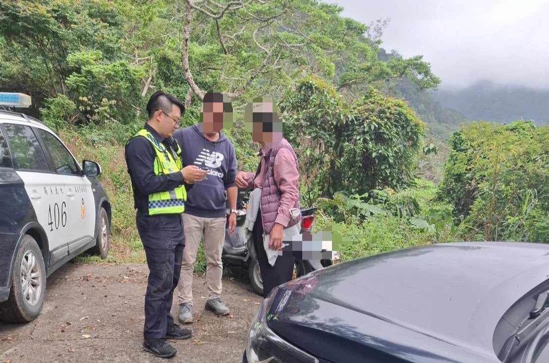 老翁金針山迷途翻車受困，太麻里警2小時搜尋成功救援 