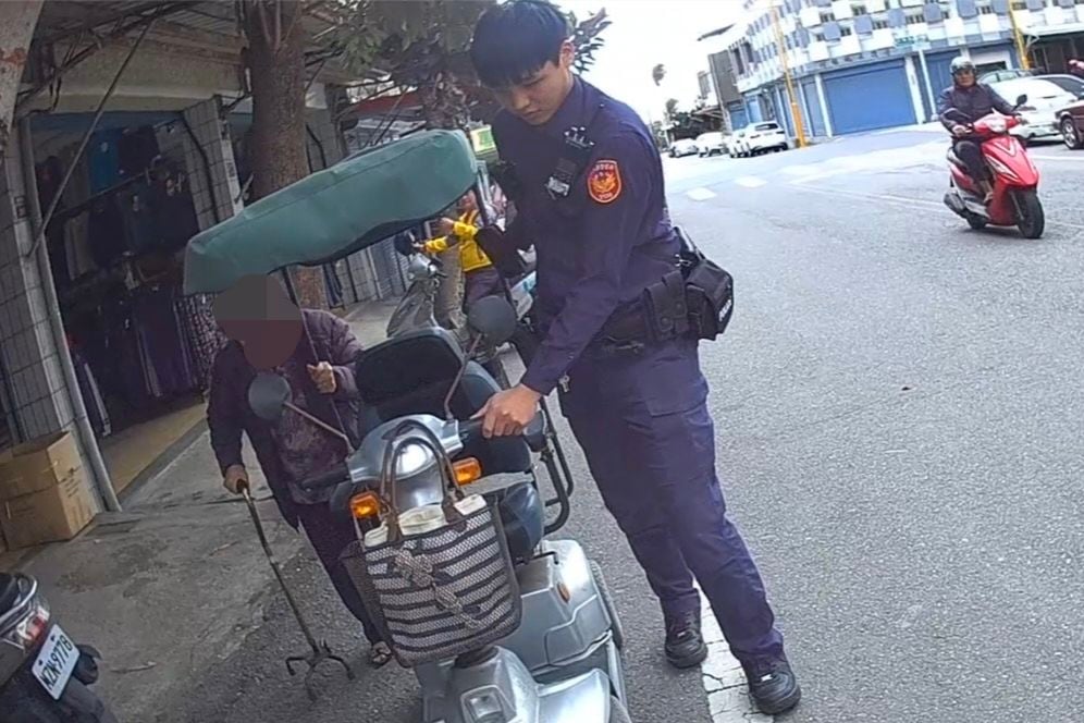 青春初心守護路口　新豐暖警推著阿嬤走回家的路