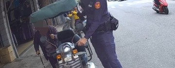 青春初心守護路口　新豐暖警推著阿嬤走回家的路