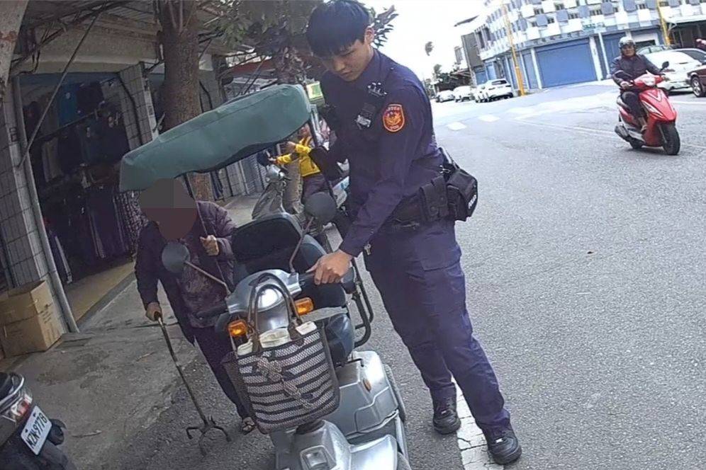 青春初心守護路口　新豐警察推著阿嬤走回家的路