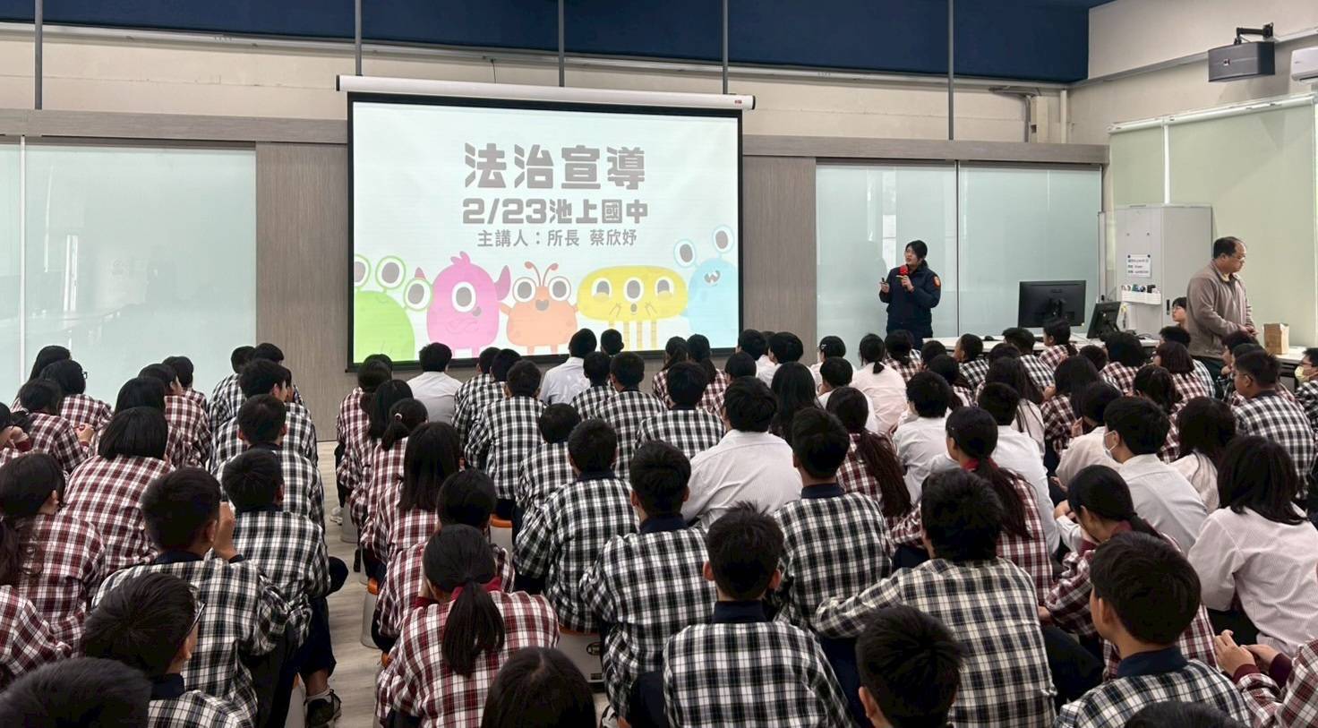 開學入校全方位宣導　關山警察主打打詐儀錶板、LINE帳號防盜、拒毒與無照駕駛新制