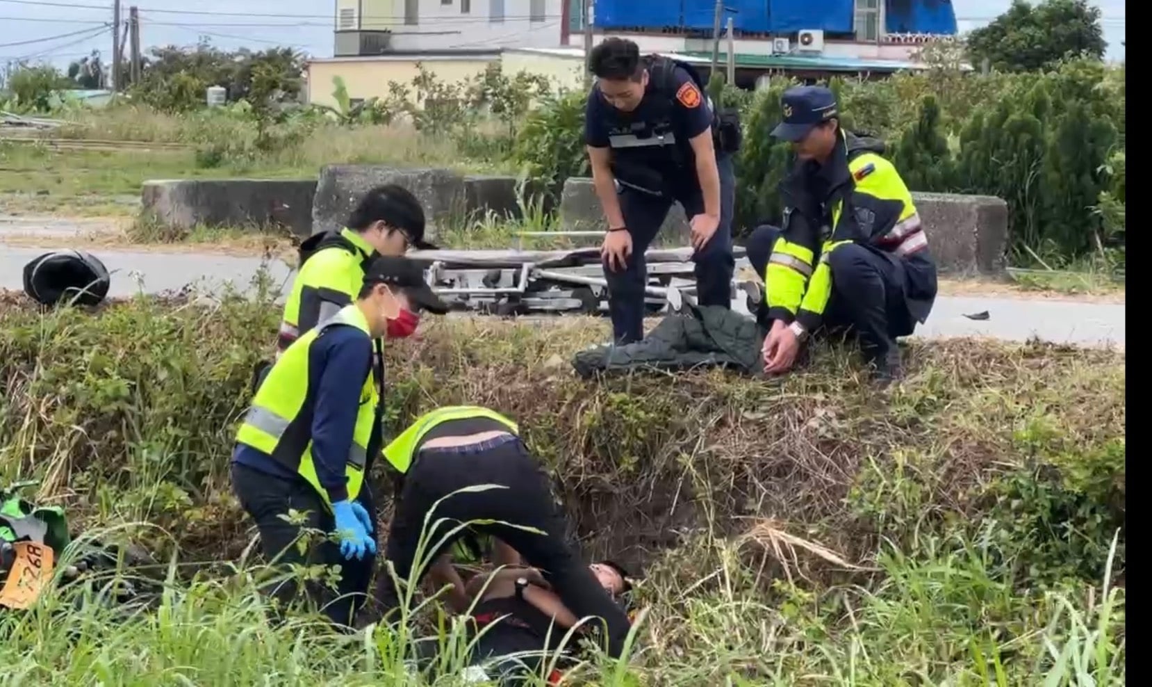 臨海路重機與貨車碰撞事故，騎士跌落兩米深的空地送醫