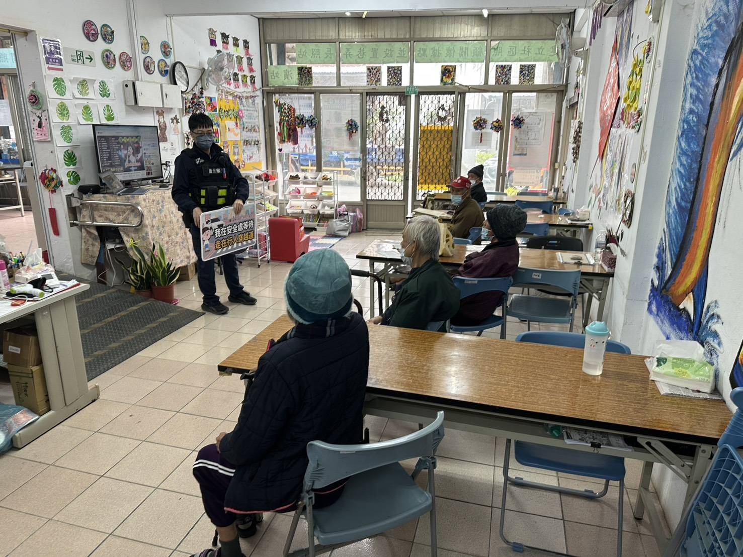 夜行更要慢看停　長濱分駐所走進社區暖心宣導行人安全