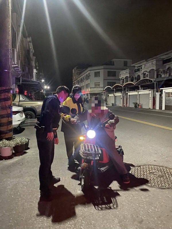 永樂警察即時援助　暖心護送迷途失智長者平安返家