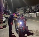 永樂警察即時援助　暖心護送迷途失智長者平安返家