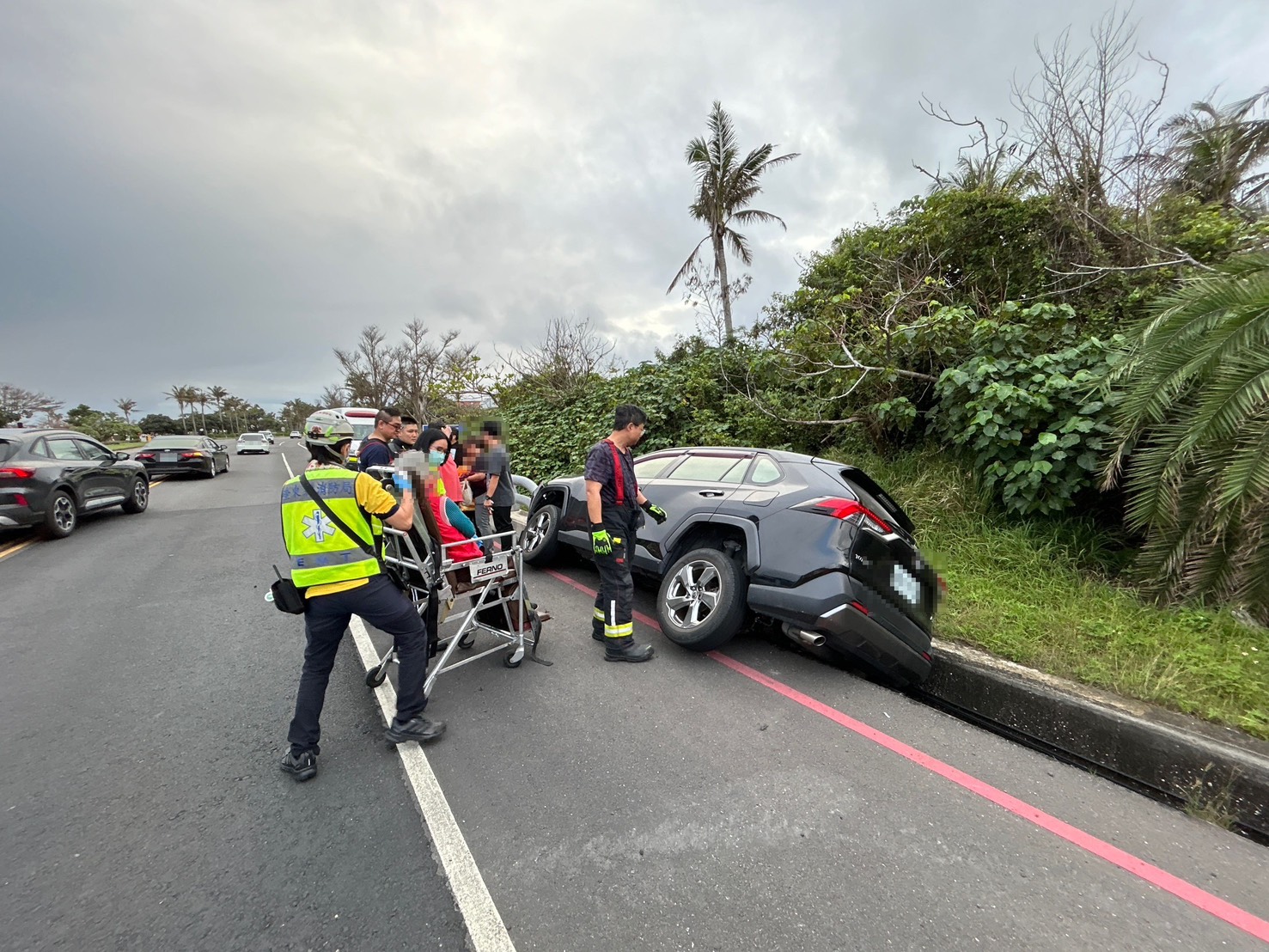 小野柳小客車「疑自撞卡水溝」4人輕傷送醫