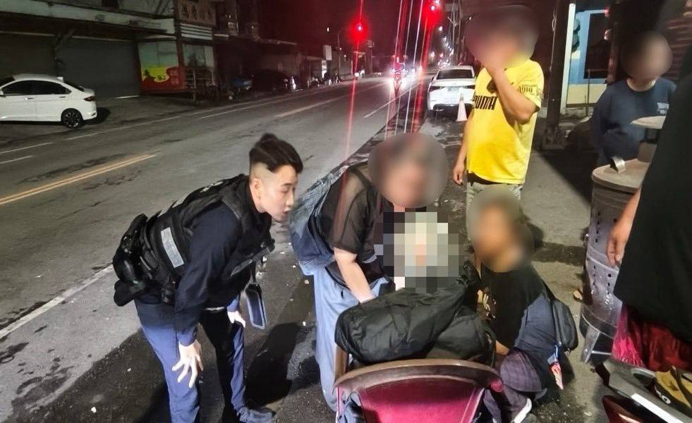 深夜街頭冷風襲！豐里警察巡邏遇迷途老婦 暖心警車護送平安歸