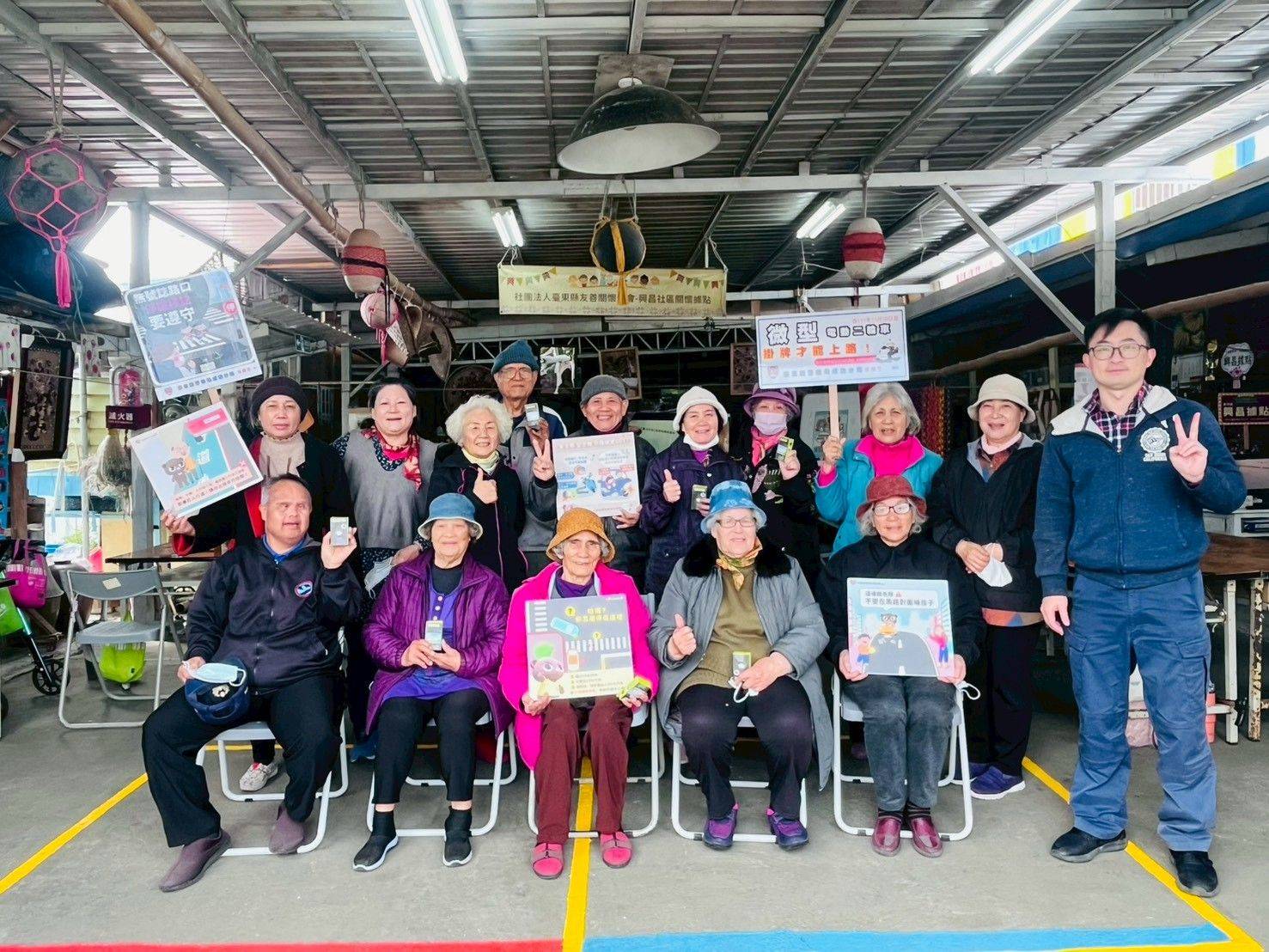 成功警察分局走入興昌文化健康站　提醒長者 看車 守護行的安全