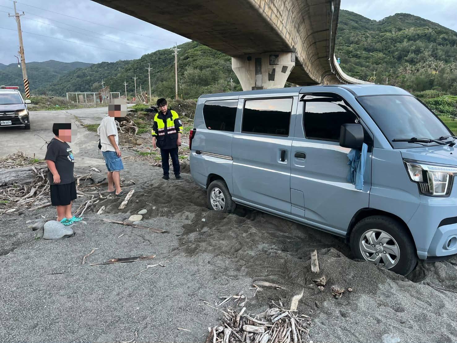 旅客誤入沙地受困，達仁警察熱心解危困