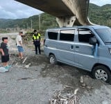 旅客誤入沙地受困，達仁警察熱心解危困