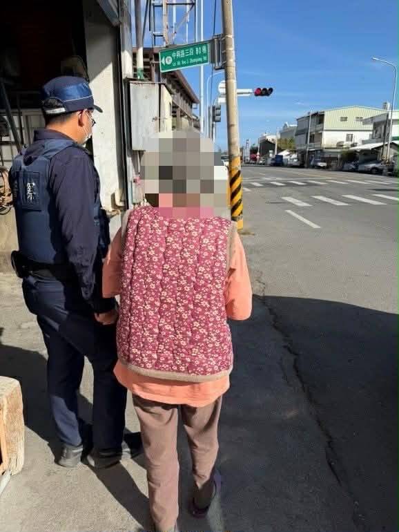 迷途老婦街頭徘徊心慌慌 永樂警察 關鍵手機 助母子團圓