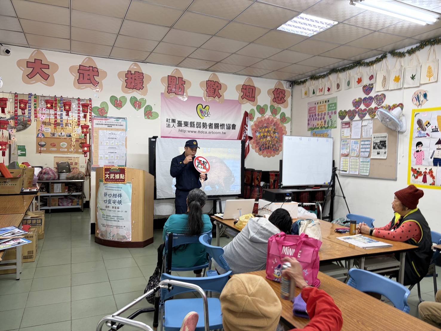 酒後不上路！大武警察深入協會強化長者交通觀念