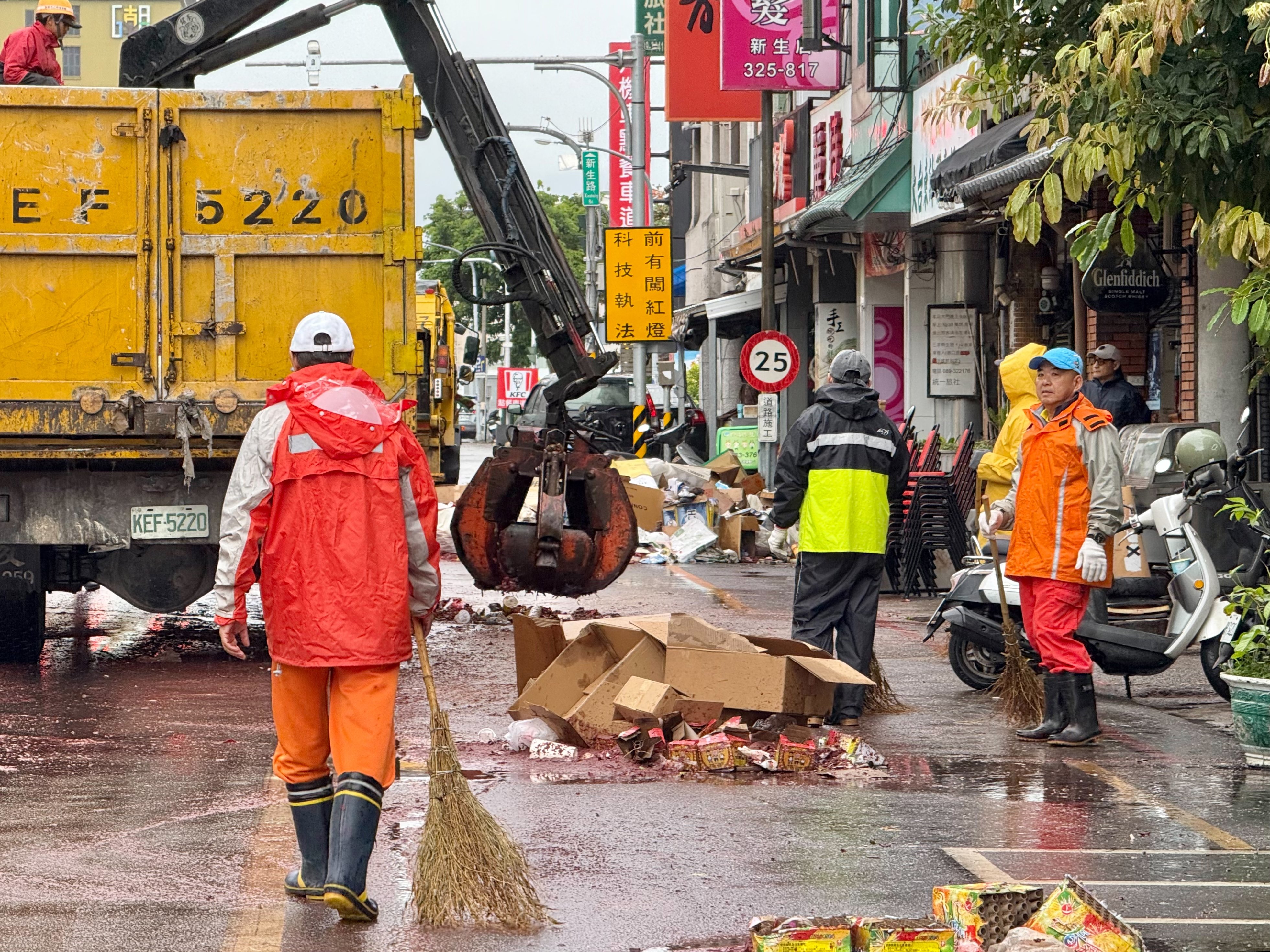 清潔隊全員出動 ! 元宵遶境熱鬧落幕 連兩天清晨拚復原市容　