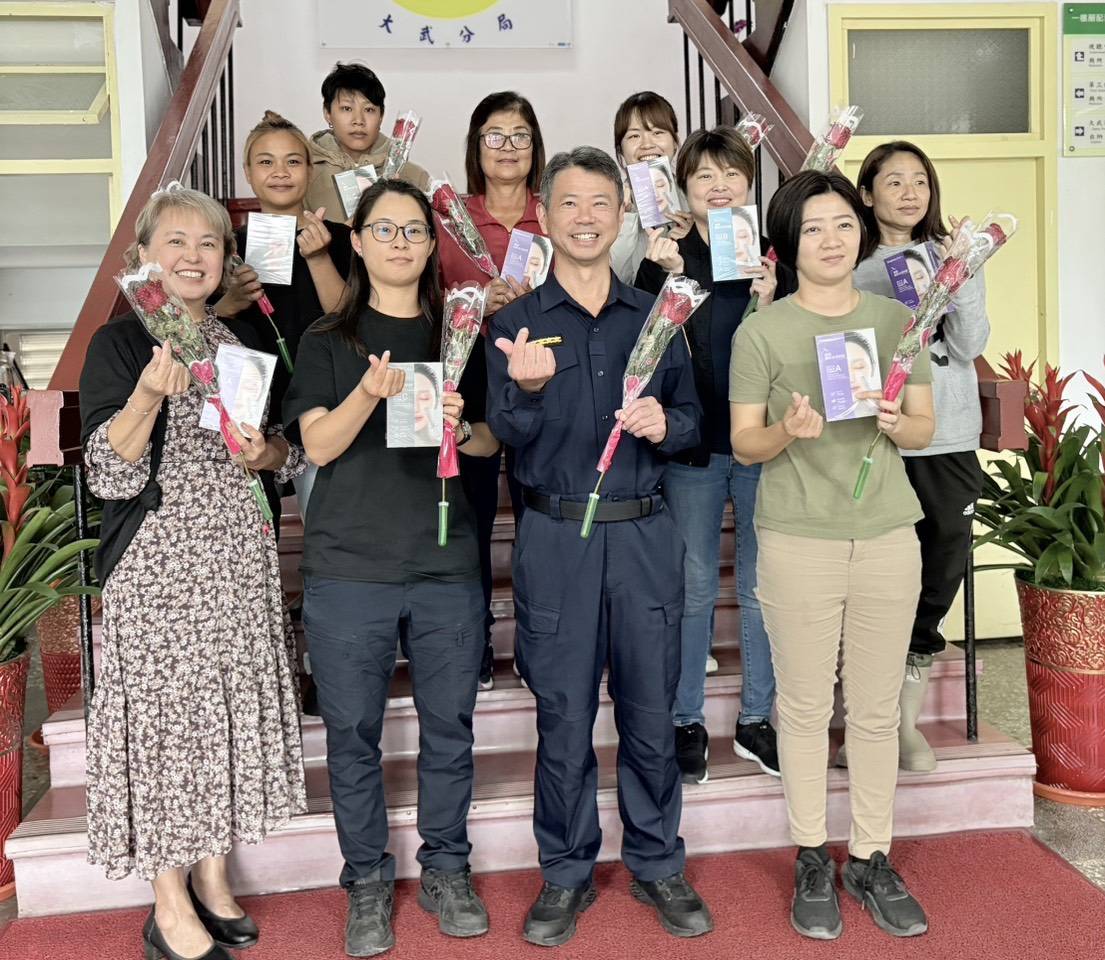 歡慶婦女節，大武警察分局分局長暖心致贈禮品感謝女性同仁付出