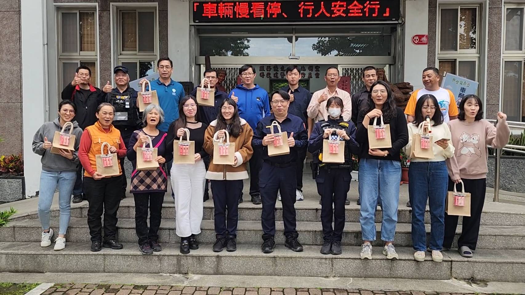 我三八、我驕傲！關山警察分局長龔士哲暖心贈禮　向女力同仁致敬