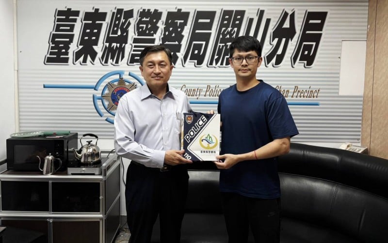 縣警局長親至關山分局頒「破案茶」