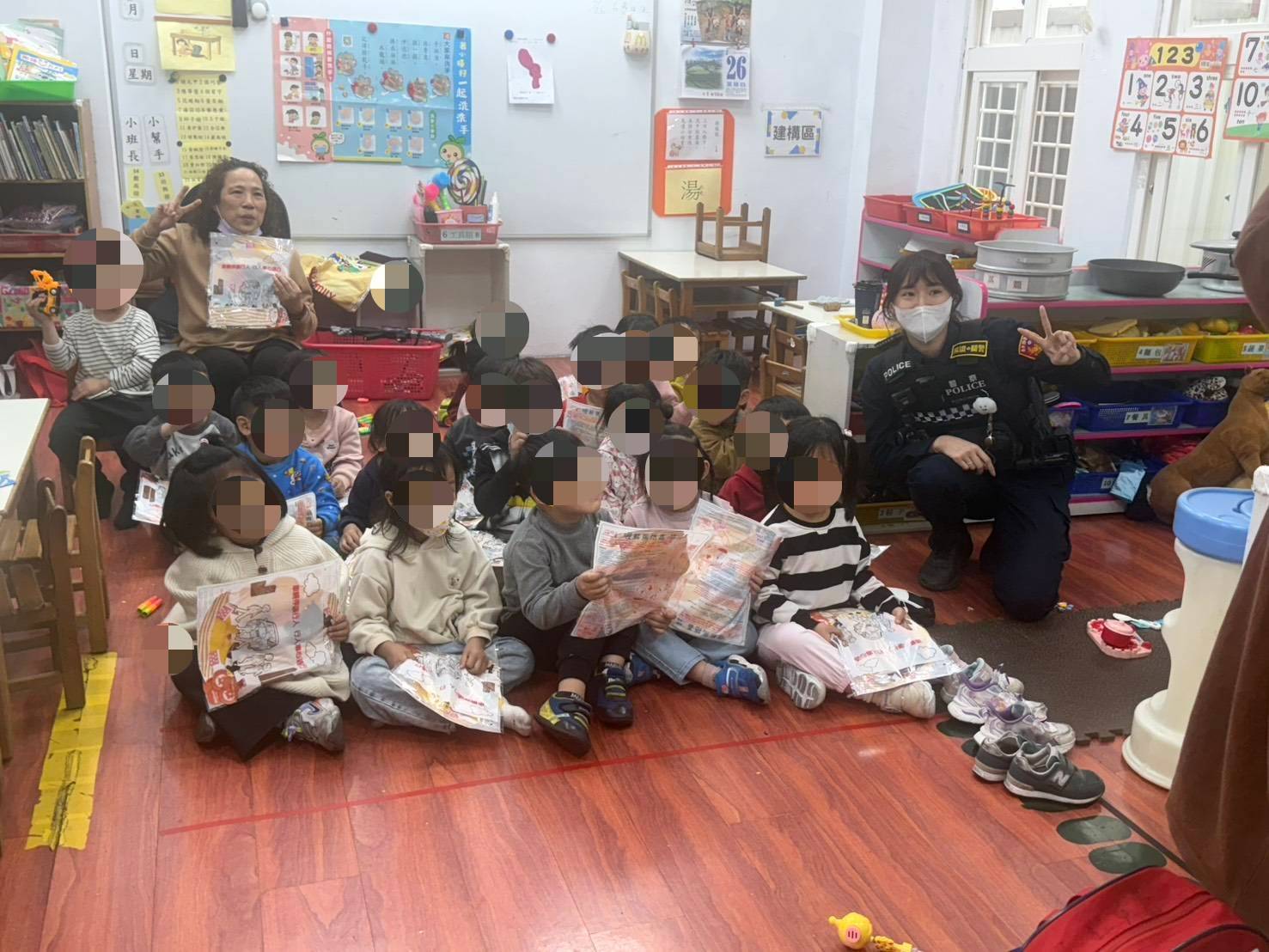 萌燈點亮交通安全觀念！關山警察送 喔熊馬抵嘉 小提燈　幼童開心學會停讓行人