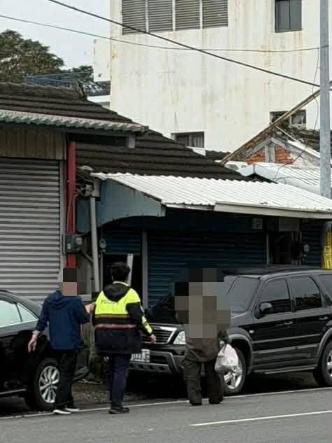 迷途男子焦急徘徊 永樂警察暖心關懷護送深獲民眾感謝 