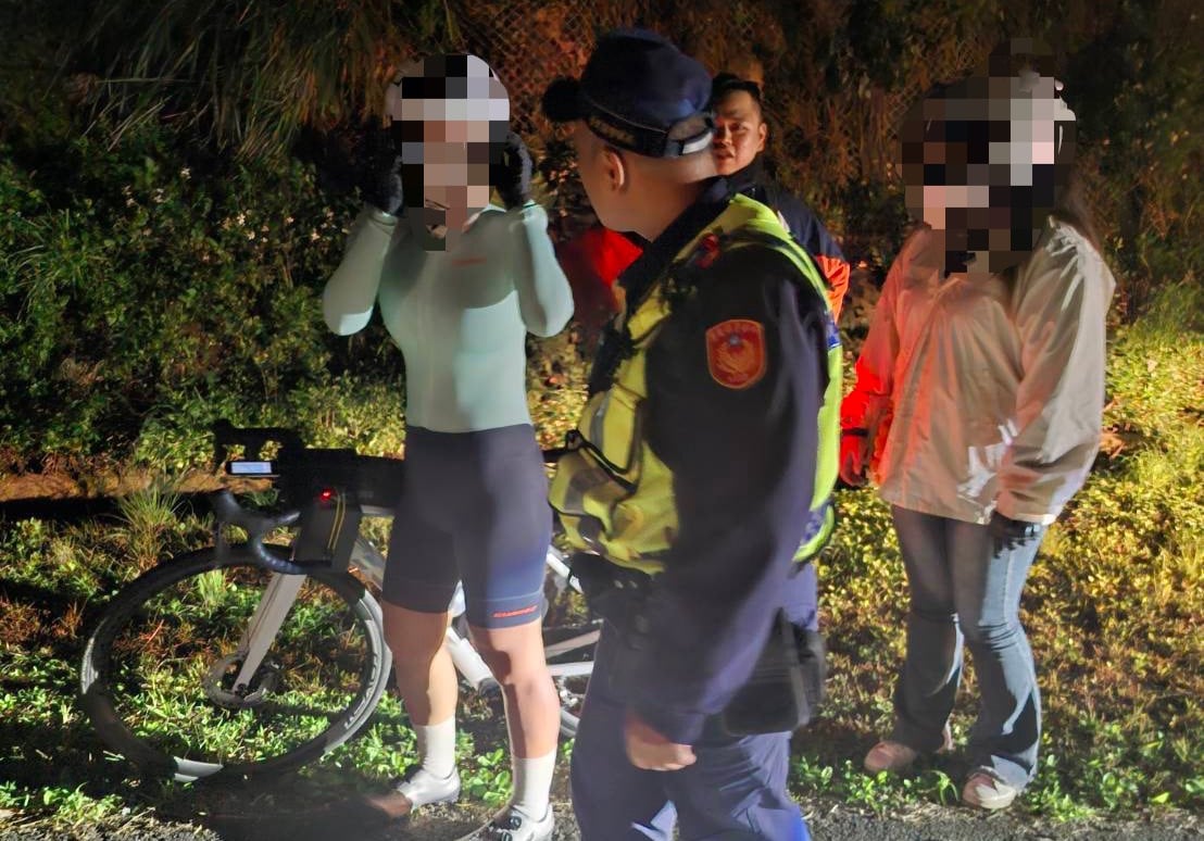 韓籍女單車客「隻身環島夜騎山路」體力透支 達仁警化身護花使者 