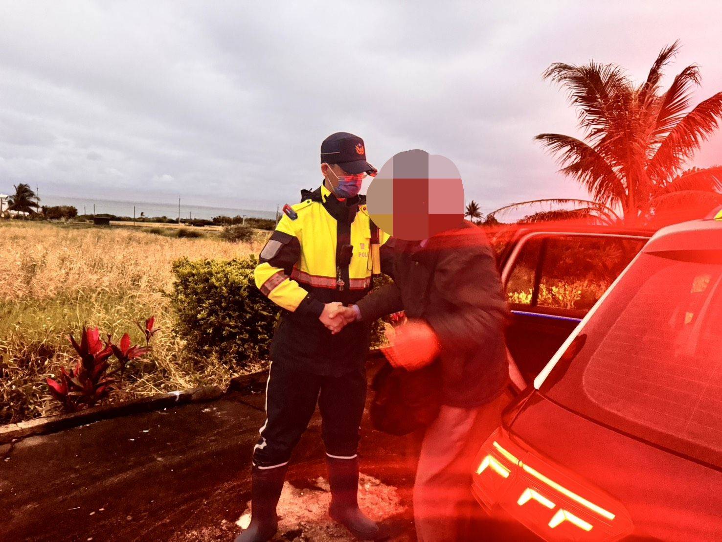 元宵遶境人潮中守護長者　新豐警察暖心護送獨居翁平安返家