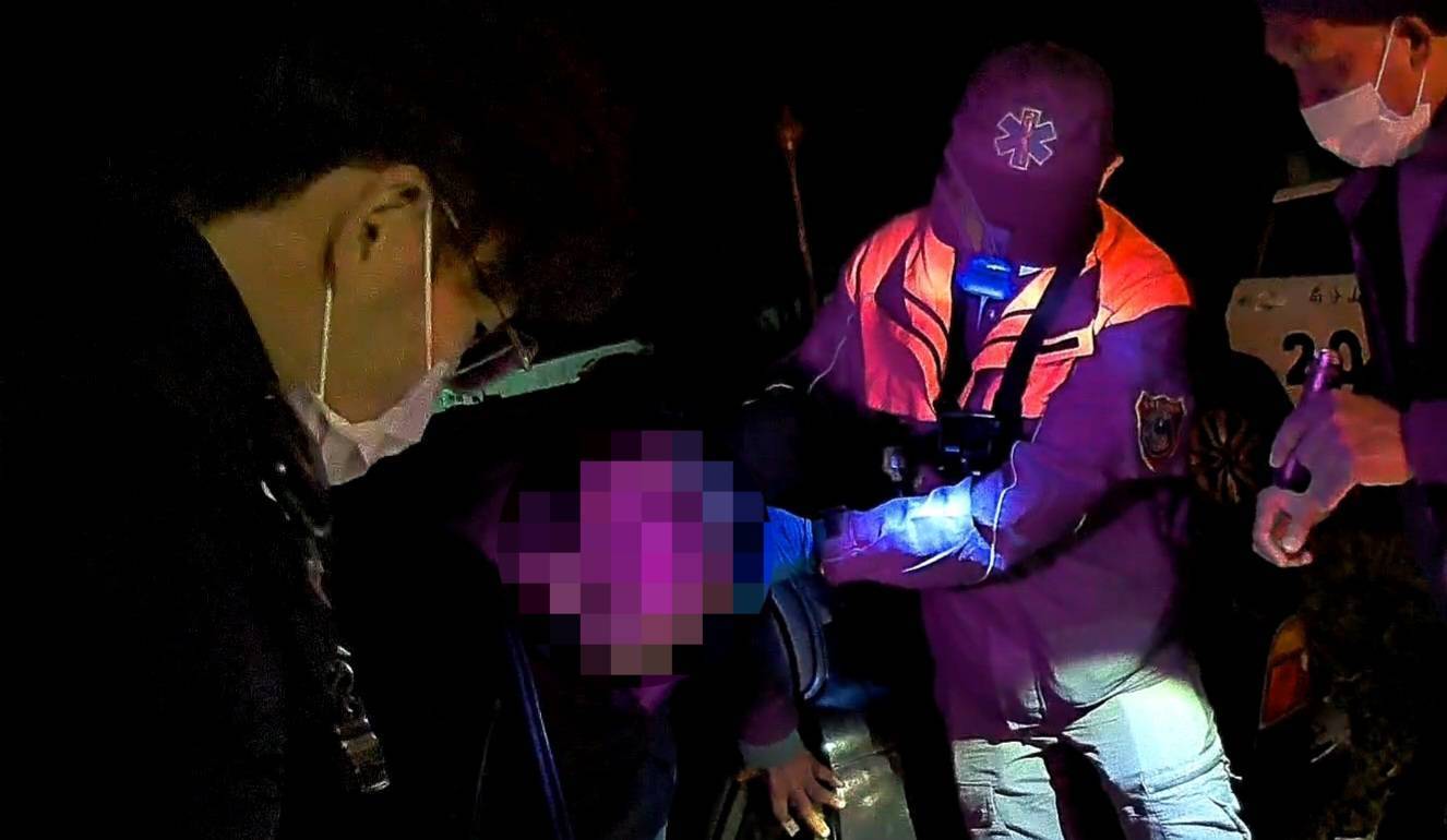 遊民進住廢棄車內，警察消防即時救援