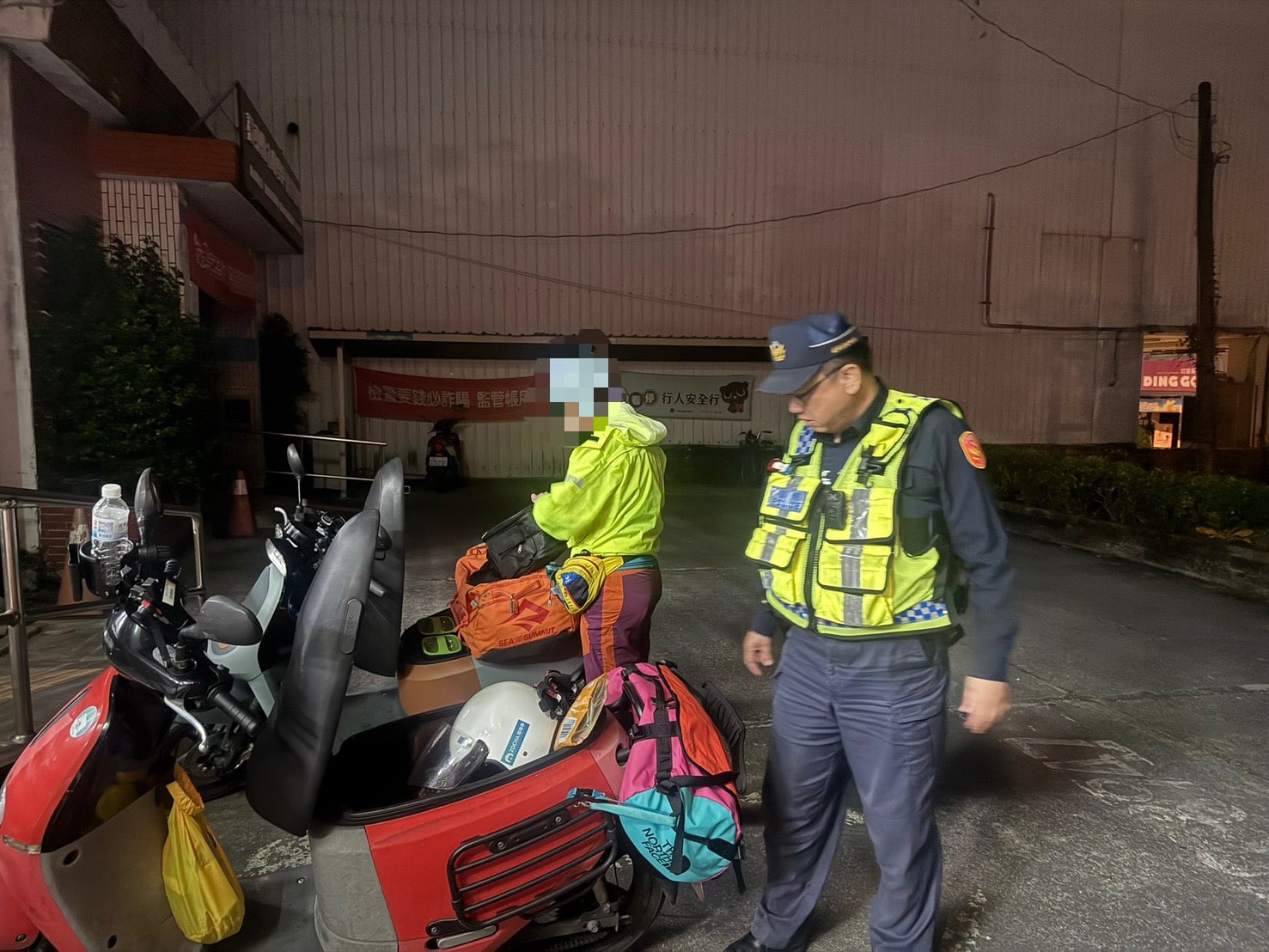 凌晨半路電動機車沒電 ! 2港籍女困路邊 太麻里警伸援手